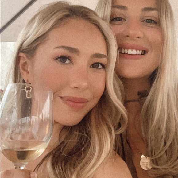 Meet Your Posher - Picture 2 of 5